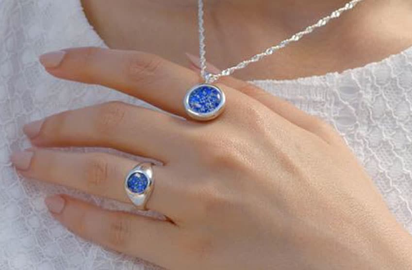 Ashes into memorial jewellery